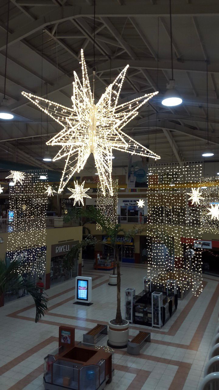 Decoración navideña comercial en Guatemala