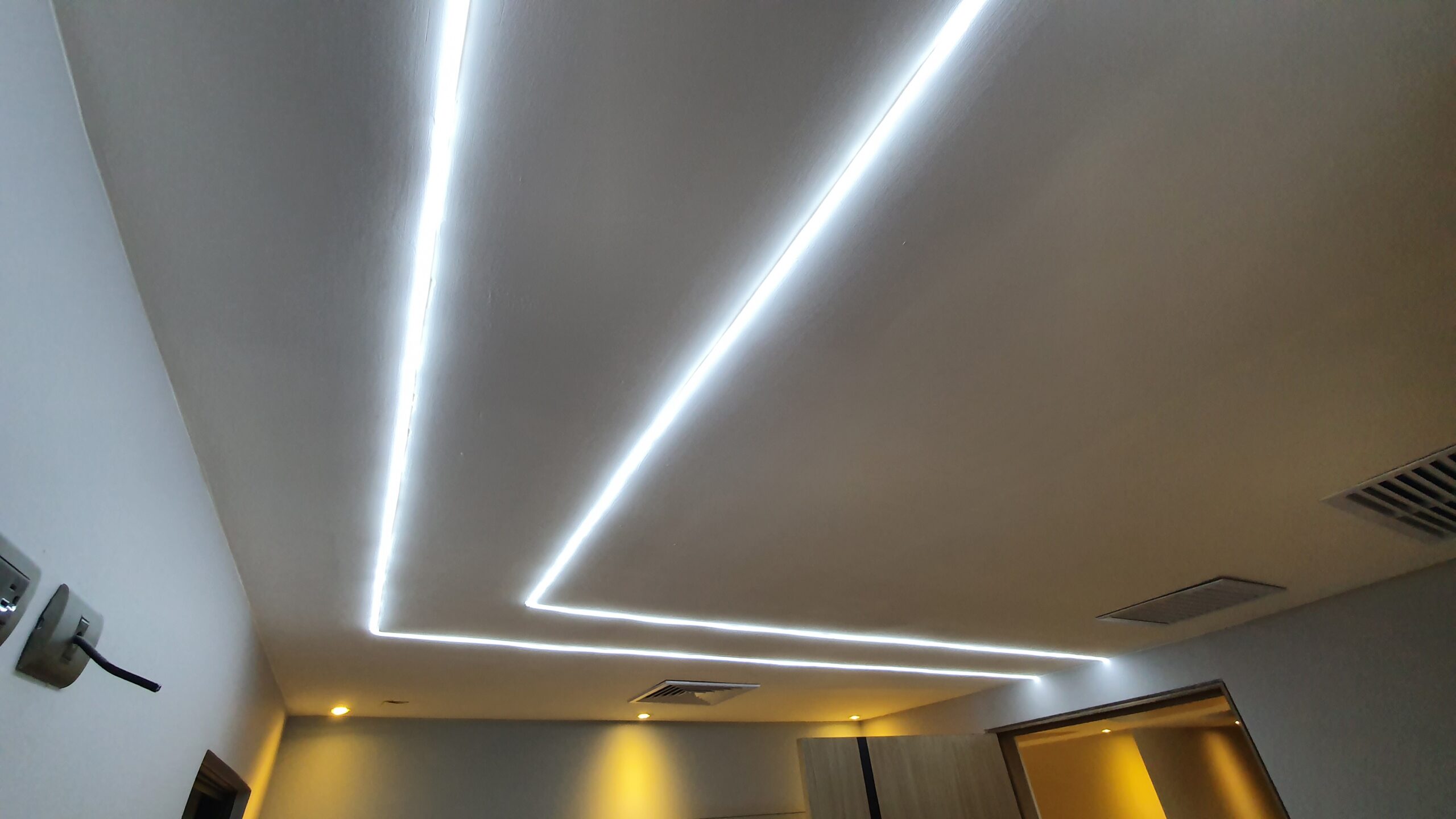 Detalle arquitectónico con iluminación lineal LED